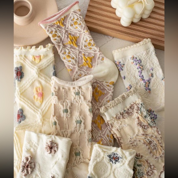 7 pair Women MultiColor Vintage Floral Socks-NIP - Picture 5 of 5